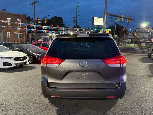 Used 2012 Toyota Sienna LE image 4