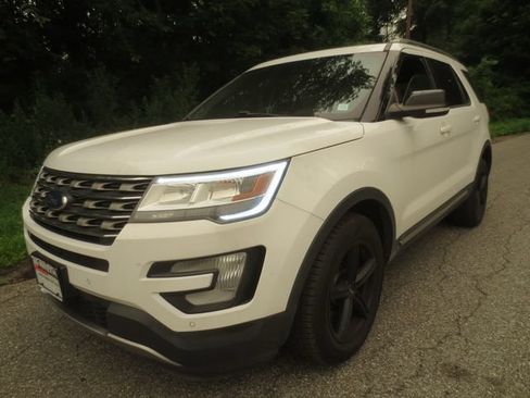 Used 2016 Ford Explorer XLT w/ Equipment Group 202A AWD/4WD image 1