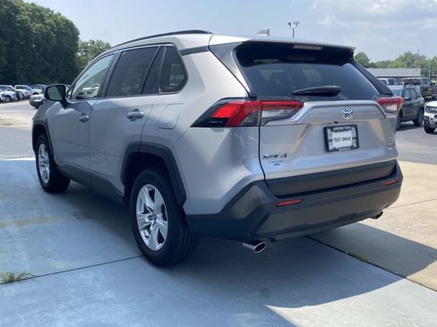 Used 2019 Toyota RAV4 XLE w/ Convenience Package FWD image 10