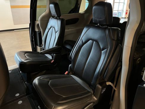 Used 2024 Chrysler Pacifica Touring-L image 41