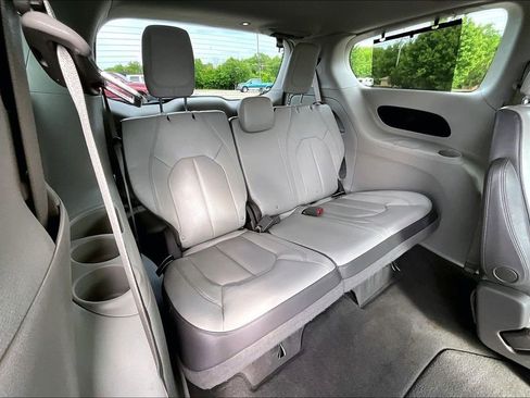 Used 2017 Chrysler Pacifica Touring-L Plus FWD image 24
