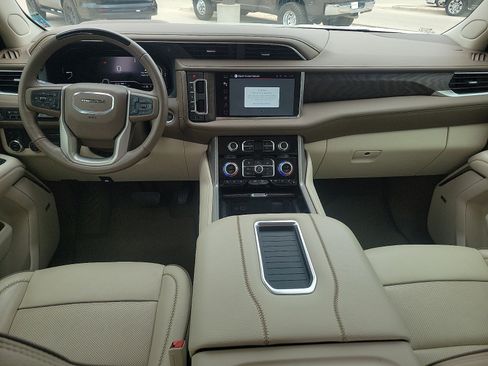 Used 2024 GMC Yukon Denali w/ Denali Reserve Package AWD/4WD image 9