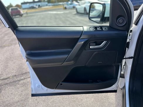 Used 2015 Land Rover LR2 HSE image 17