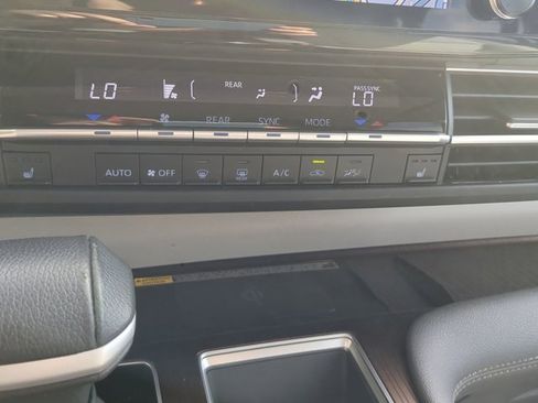 Used 2022 Toyota Sienna XLE image 23