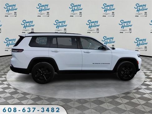 Used 2023 Jeep Grand Cherokee L Laredo image 4