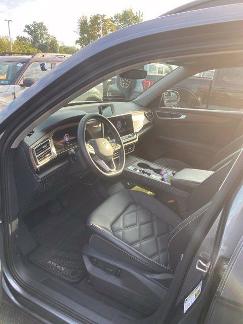 Used 2024 Volkswagen Atlas SE AWD/4WD image 5