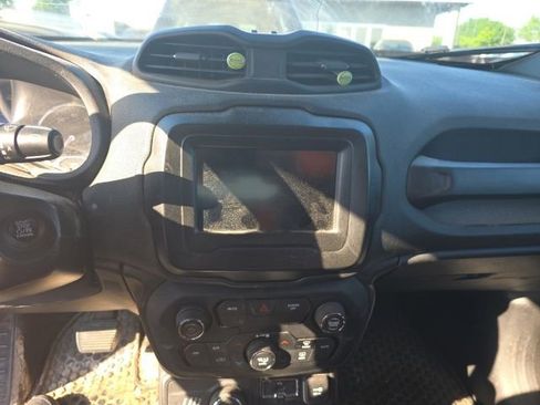Used 2018 Jeep Renegade Altitude AWD/4WD image 11