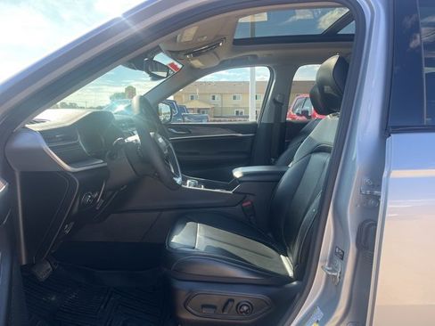 Used 2024 Jeep Grand Cherokee Limited w/ Black Appearance Package image 16