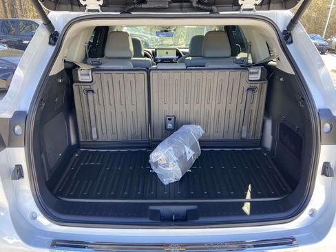 Used 2026 Toyota Highlander Limited AWD/4WD image 10