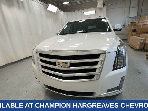 Used 2016 Cadillac Escalade ESV Luxury image 3