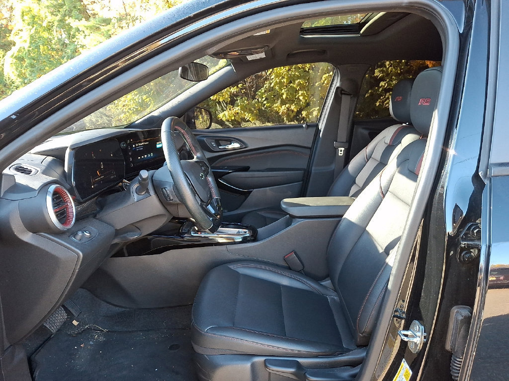 Used 2024 Chevrolet Trax RS w/ Sunroof Package FWD image 19
