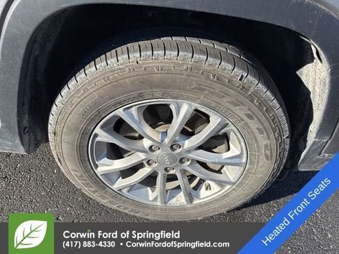 Used 2019 Jeep Cherokee Latitude w/ Cold Weather Group image 10