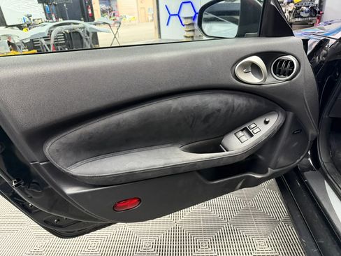Used 2009 Nissan 370Z Touring RWD image 7