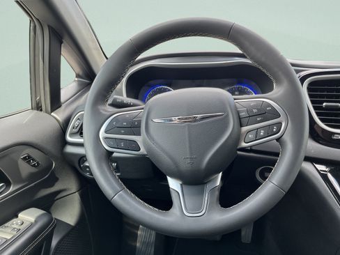 Used 2025 Chrysler Pacifica Select FWD image 24