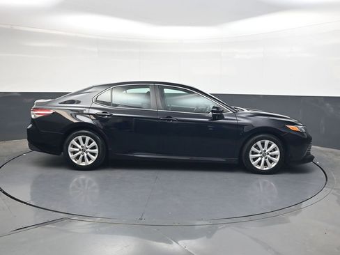 Used 2018 Toyota Camry LE w/ Moonroof Package FWD image 3