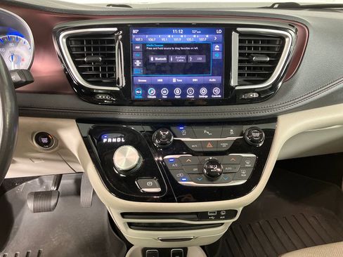 Used 2019 Chrysler Pacifica Limited image 29