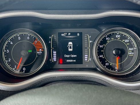 Used 2018 Jeep Cherokee Latitude Plus w/ Comfort/Convenience Group AWD/4WD image 10