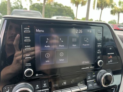Used 2022 Toyota Highlander XLE FWD image 24
