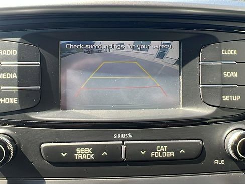 Used 2017 Kia Sorento LX image 9