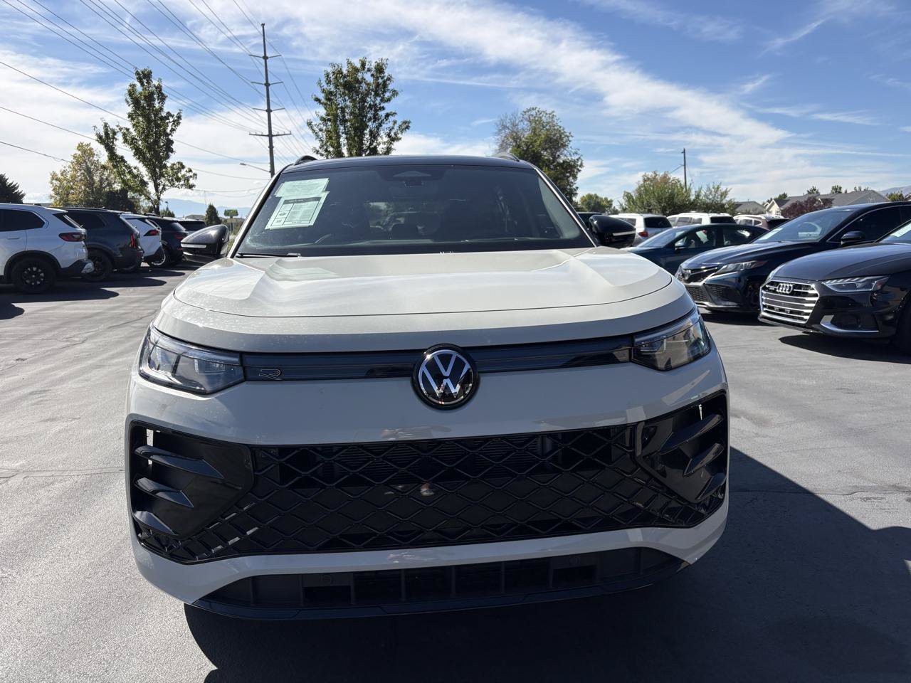 Used 2025 Volkswagen Tiguan SE R-Line AWD/4WD image 2