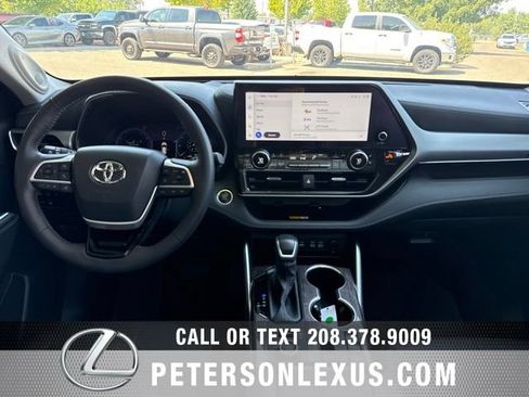 Used 2024 Toyota Highlander Platinum AWD/4WD image 16