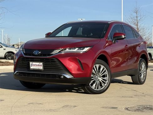 Used 2024 Toyota Venza XLE image 2