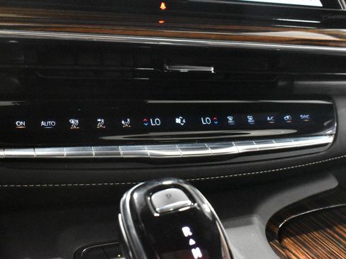 Certified 2023 Cadillac Escalade ESV Premium Luxury AWD/4WD image 19