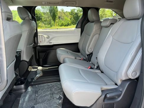 Used 2025 Toyota Sienna XLE FWD image 4