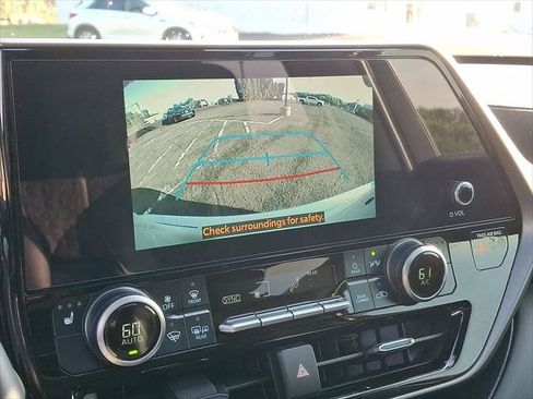 Certified 2025 Toyota Highlander XLE AWD/4WD image 16
