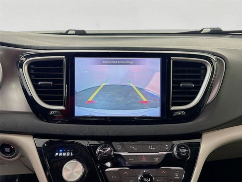Used 2023 Chrysler Pacifica Touring-L FWD image 12