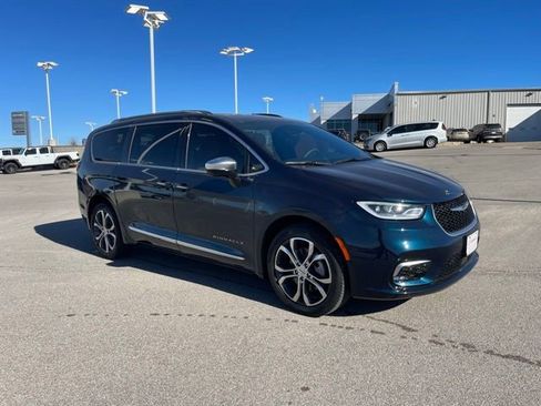 Used 2023 Chrysler Pacifica Pinnacle image 3