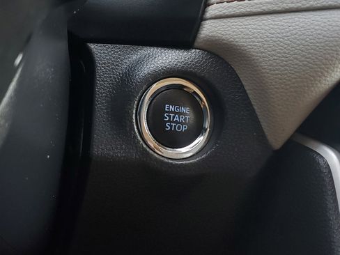 Used 2020 Toyota RAV4 XLE w/ Convenience Package FWD image 30