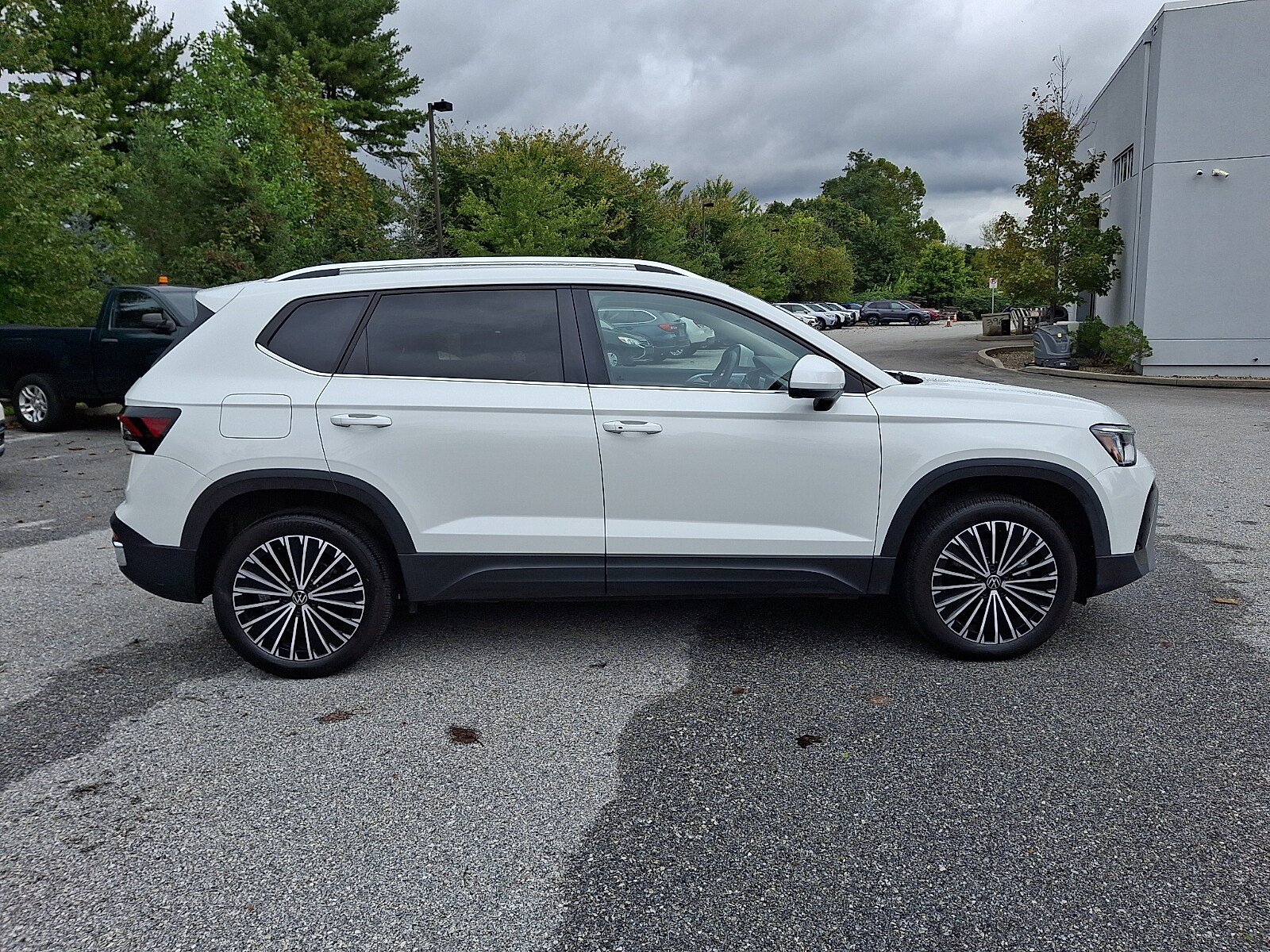Used 2025 Volkswagen Taos SE FWD image 7