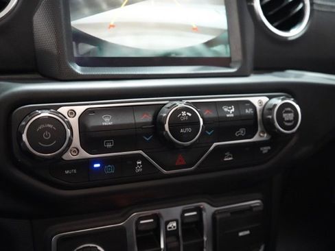 Used 2023 Jeep Wrangler Unlimited Sahara image 25