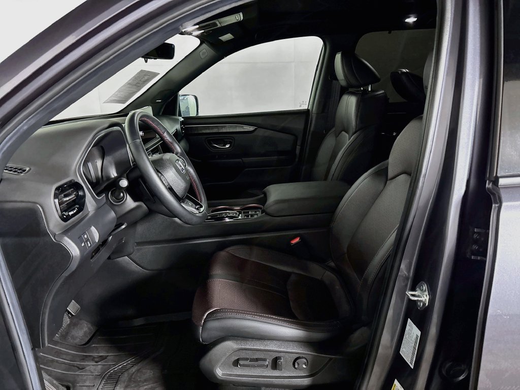 Used 2025 Honda Pilot Black Edition image 11