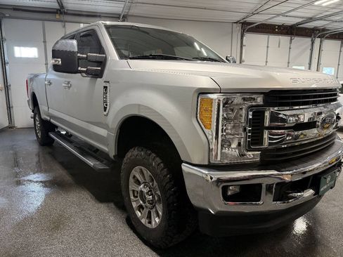 Used 2017 Ford F250 XLT w/ XLT Premium Package AWD/4WD image 4