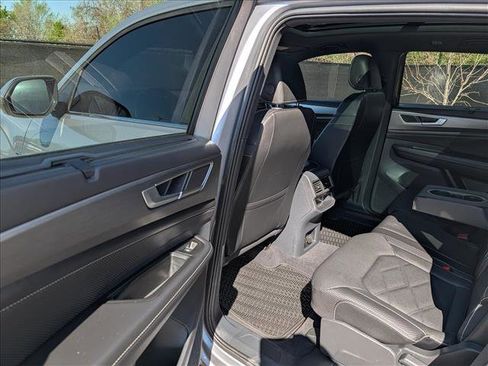 Certified 2025 Volkswagen Atlas Cross Sport SE w/ Panoramic Sunroof Package FWD image 25