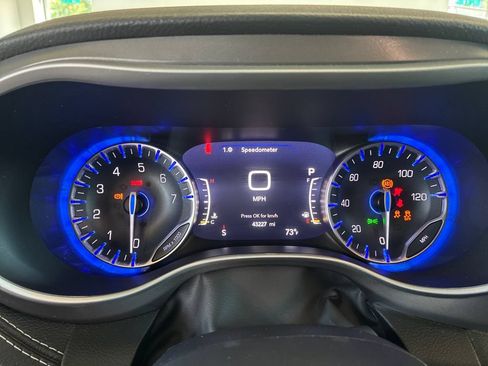 Used 2024 Chrysler Pacifica Touring-L AWD/4WD image 15