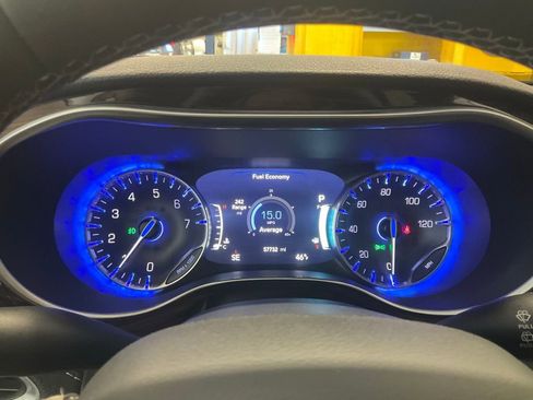 Used 2023 Chrysler Pacifica Limited FWD image 26
