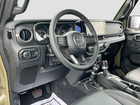 Used 2025 Jeep Gladiator Sport w/ Premium Package AWD/4WD image 9