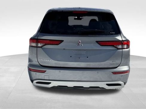 Used 2024 Mitsubishi Outlander SE image 2