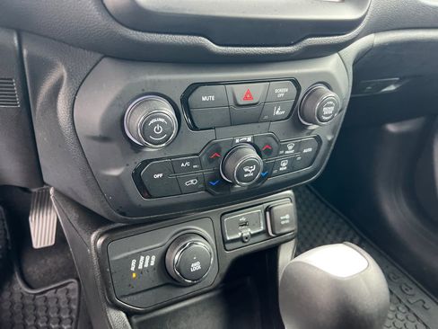 Used 2022 Jeep Renegade Altitude image 26
