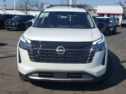 New 2026 Nissan Pathfinder SL image 2