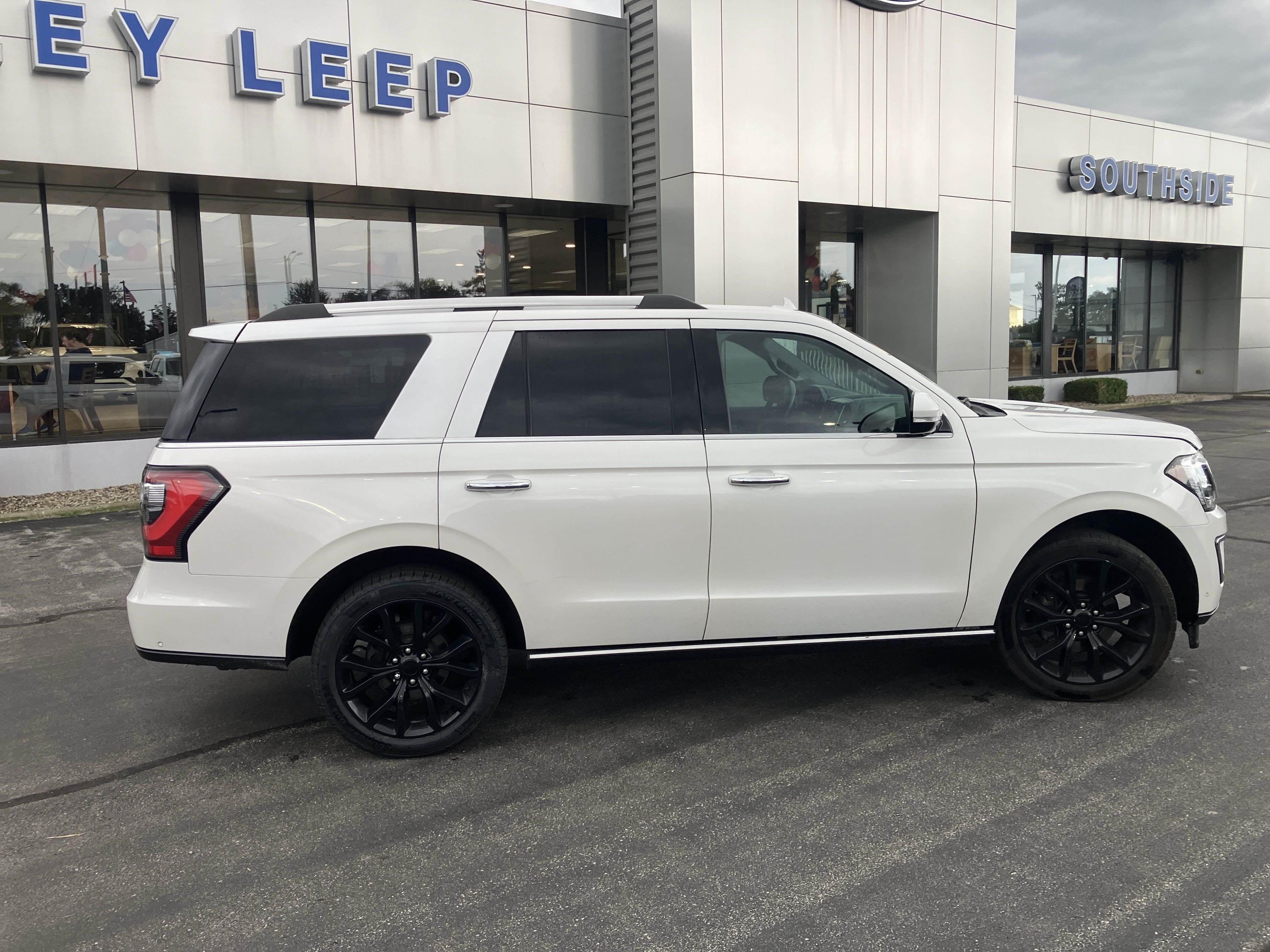 Used 2019 Ford Expedition Limited w/ Equipment Group 302A AWD/4WD image 8