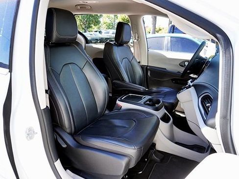 Used 2022 Chrysler Pacifica Touring-L FWD image 12