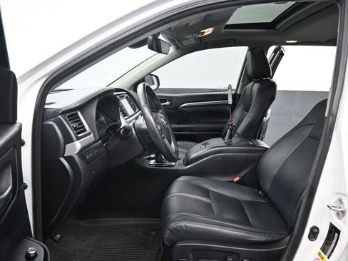 Used 2018 Toyota Highlander SE FWD image 18