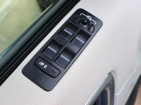 Used 2018 Land Rover Discovery Sport SE image 13