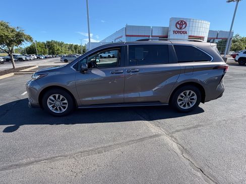Used 2022 Toyota Sienna LE FWD image 6