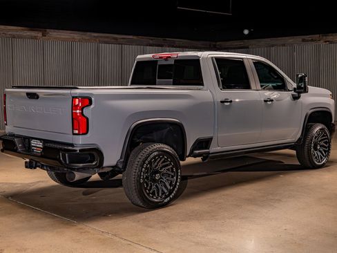 Used 2024 Chevrolet Silverado 2500 ZR2 w/ Technology Package image 9