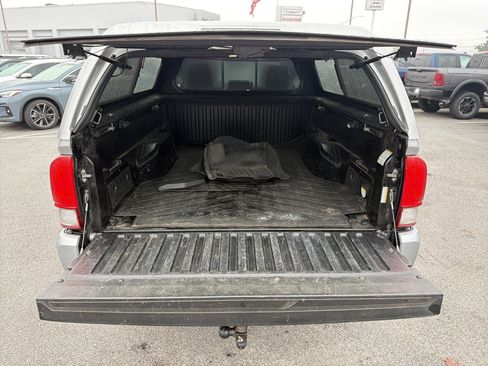 Used 2017 Toyota Tacoma TRD Sport image 19